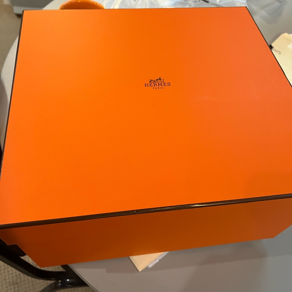 Hermes Signature Orange box - 15 x 13 x 8